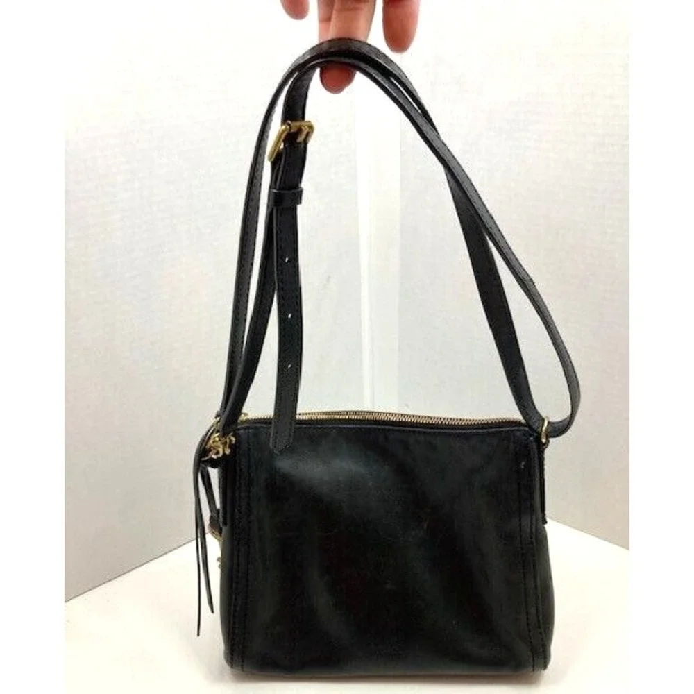 Fossil Emma EW Crossbody Bag Genuine Leather Black w/Gold Keychain pre-owned‎